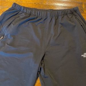 North Face men’s pants with zipper leg and pockets. Men’s medium